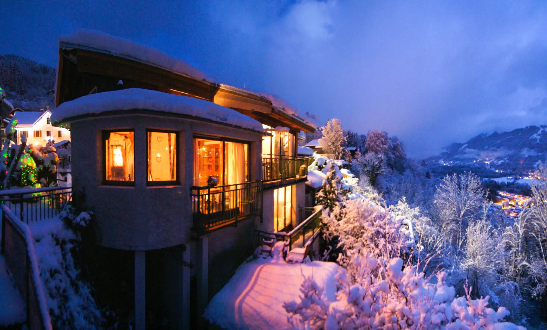 Chalet à Verchaix, Haute-Savoie, à la tombée de la nuit