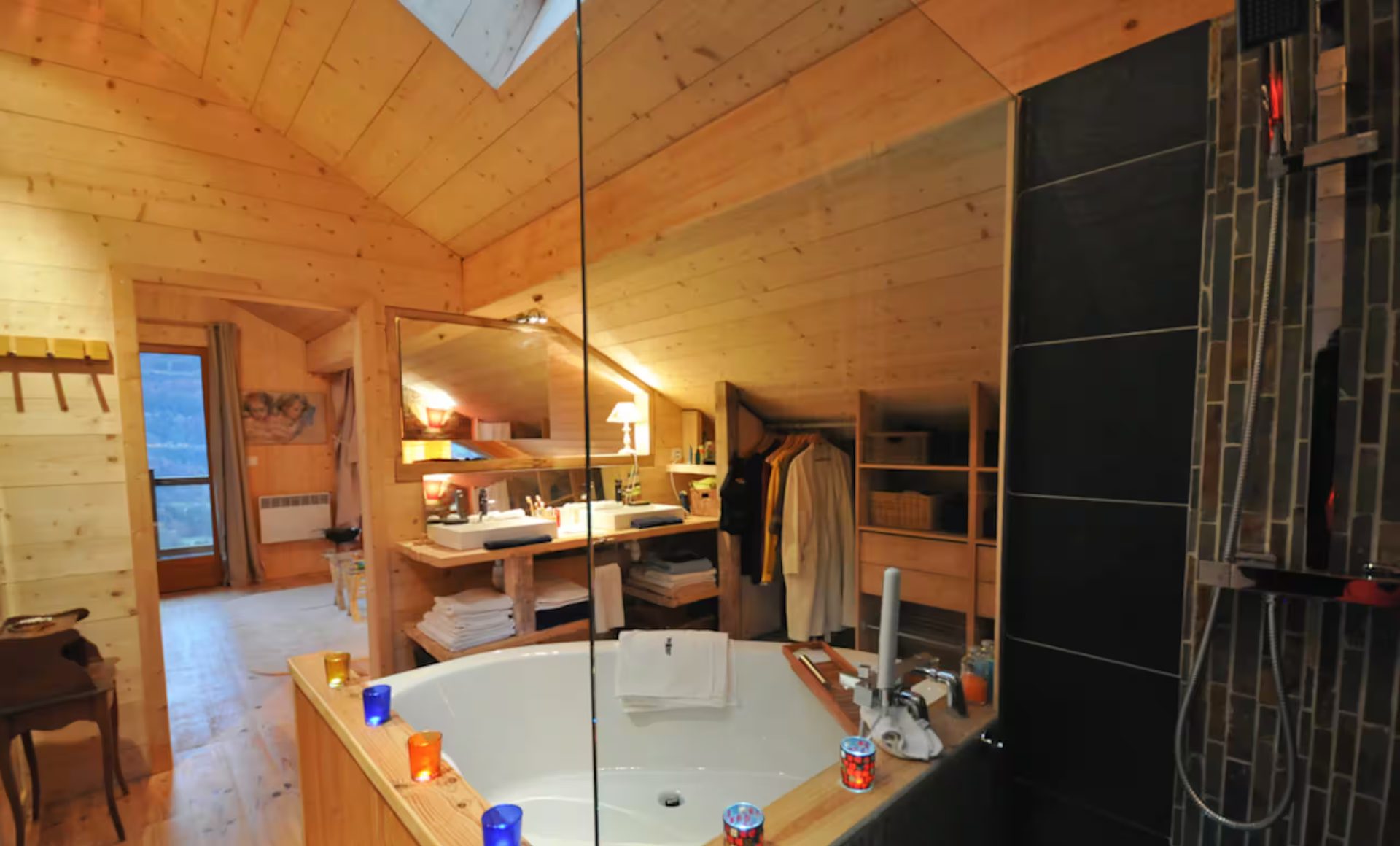 Chalet Plein Sud — salle de bain et baignoire balnéo